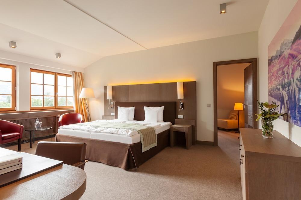 Schlosshotel Kitzbuehel A-Rosa Collection Ngoại thất bức ảnh A typical hotel room