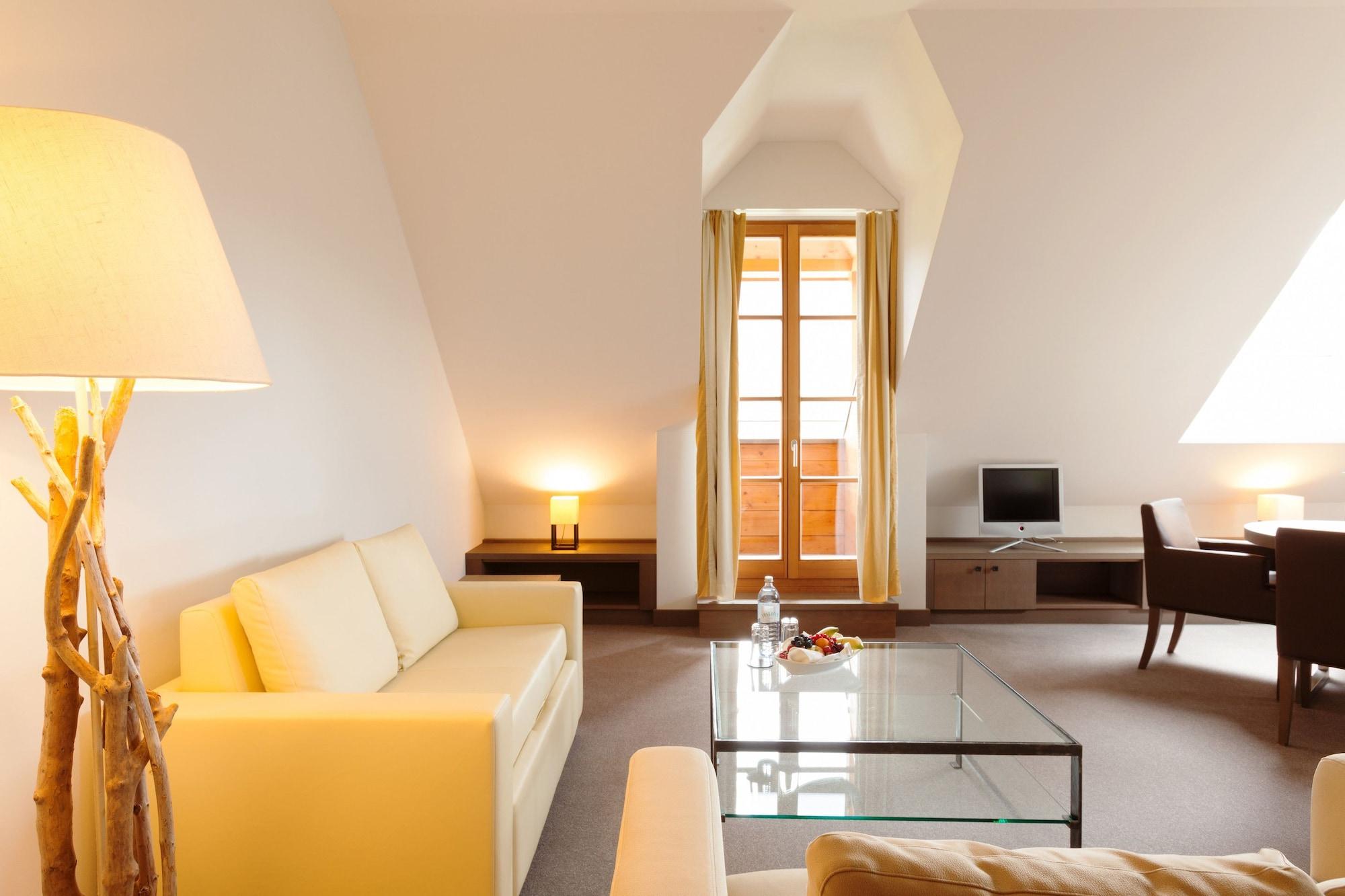 Schlosshotel Kitzbuehel A-Rosa Collection Ngoại thất bức ảnh A suite at the Hotel de la Paix