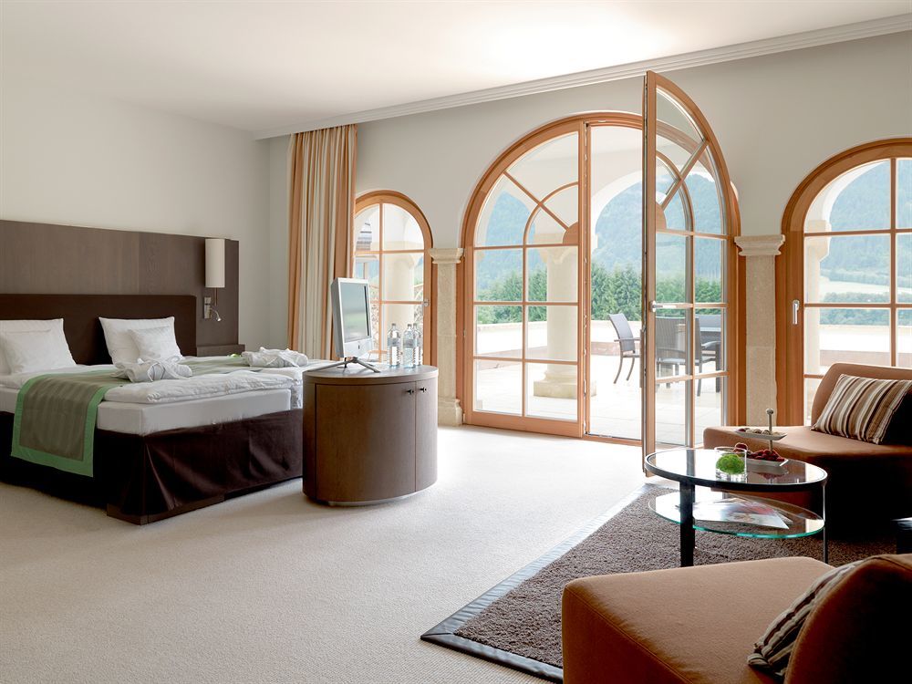 Schlosshotel Kitzbuehel A-Rosa Collection Ngoại thất bức ảnh A room at the Hotel Axelmannstein