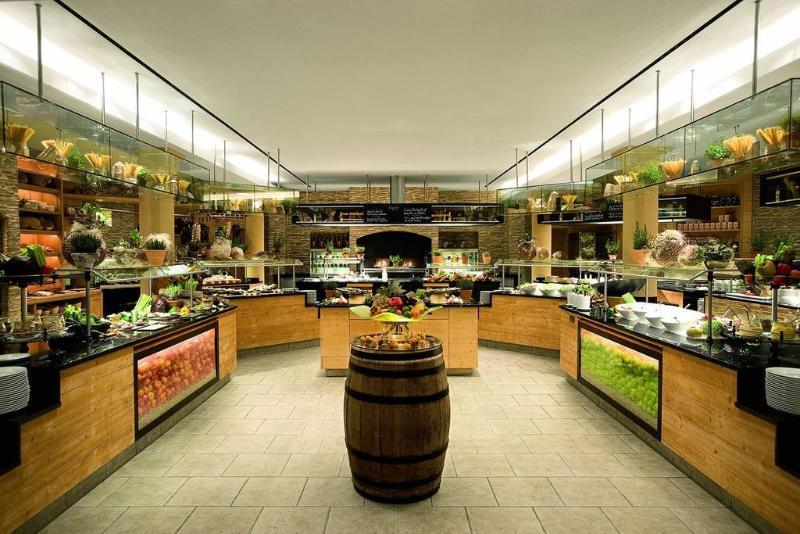 Schlosshotel Kitzbuehel A-Rosa Collection Ngoại thất bức ảnh The salad bar at Seasons 52