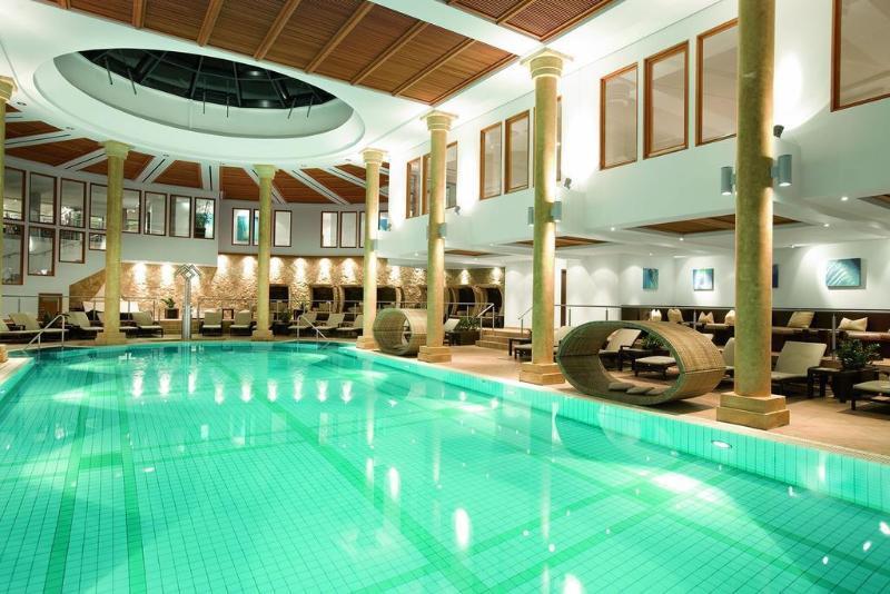 Schlosshotel Kitzbuehel A-Rosa Collection Ngoại thất bức ảnh The swimming pool at the hotel