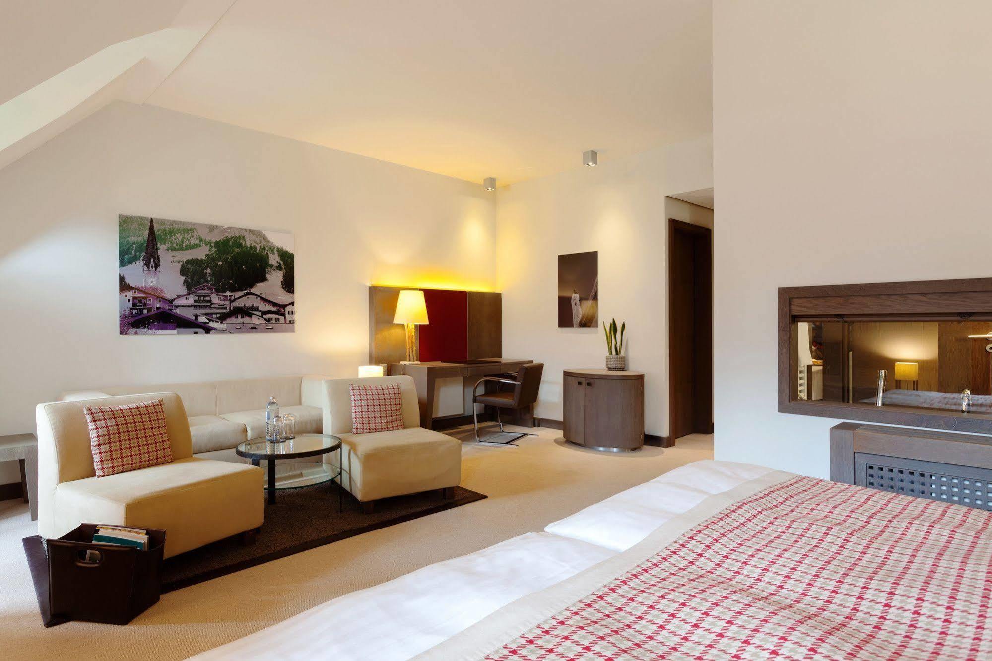 Schlosshotel Kitzbuehel A-Rosa Collection Ngoại thất bức ảnh A room at the Hotel de la Tour